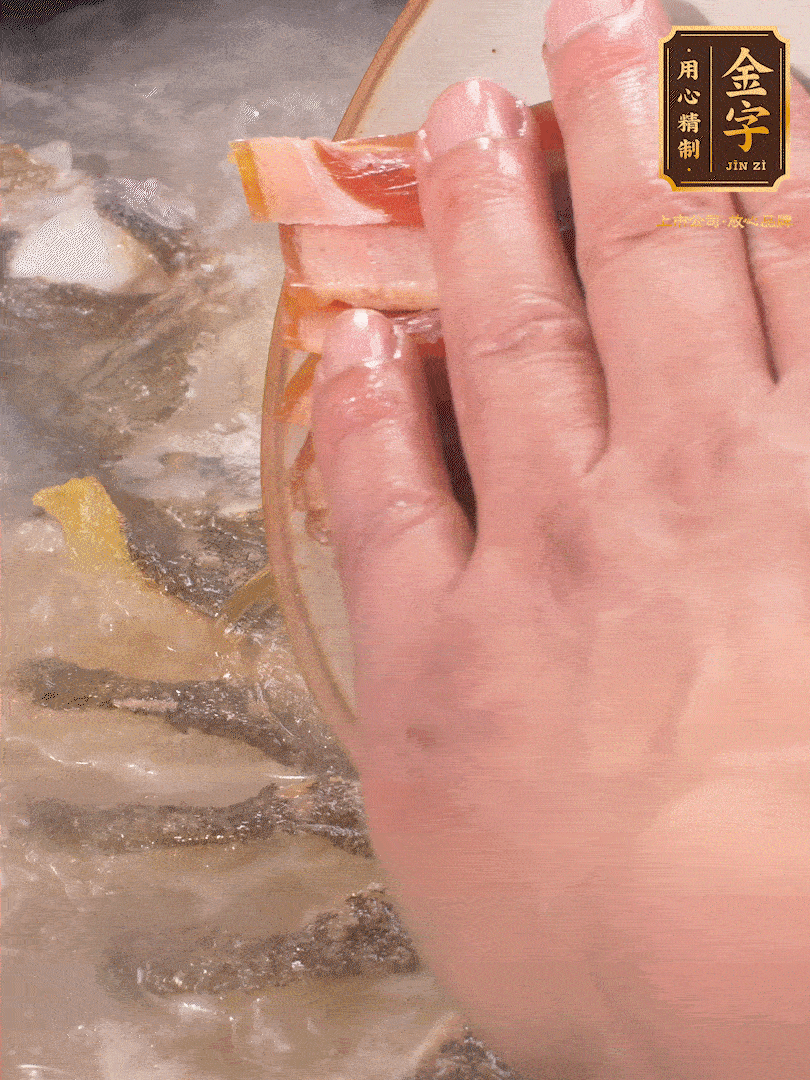 將煎好的魚，倒入三大碗開水。大火煮開后放入1個(gè)蔥結(jié)、2片姜片和1勺料酒和火腿片