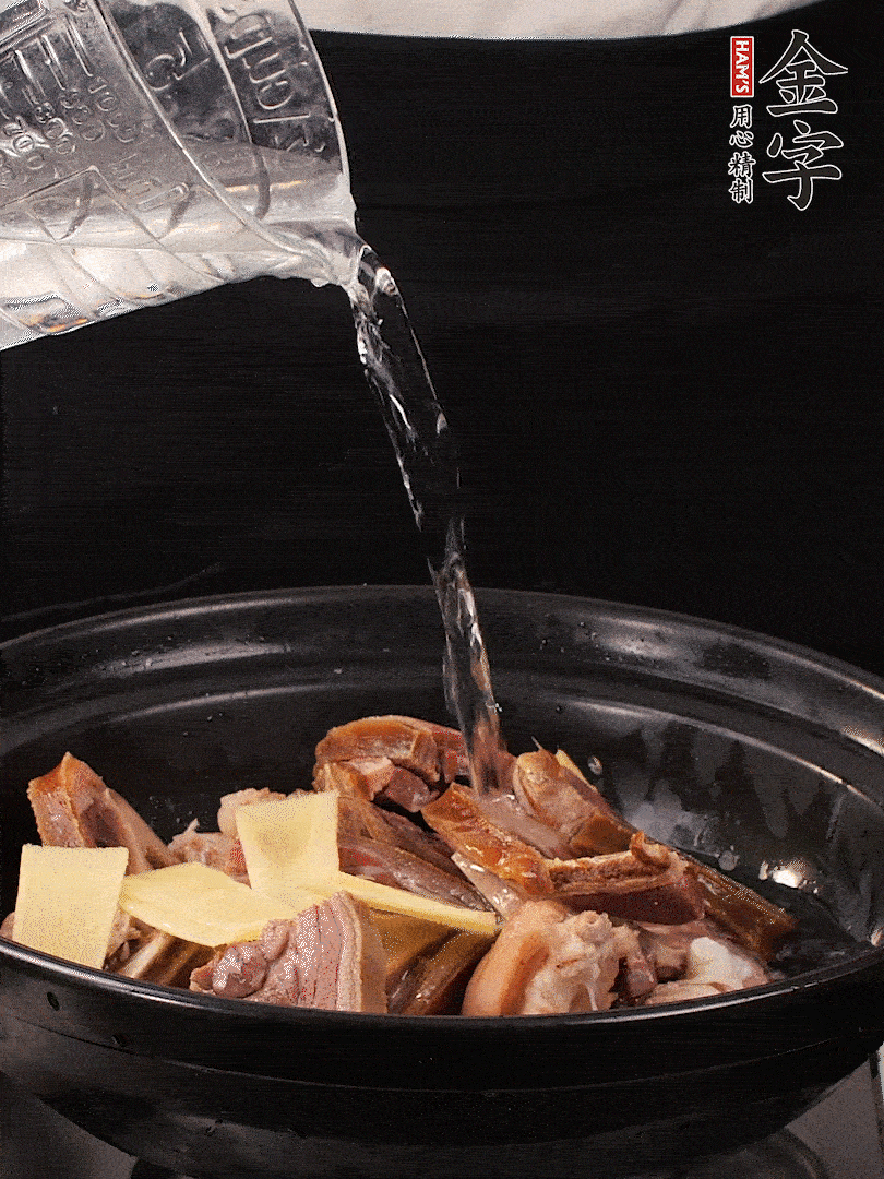 火腿、豬腳放到大砂鍋里，黃酒提鮮，蔥姜去腥，加2kg純凈水沒過食材。水一定要放足，中途最好不能加水