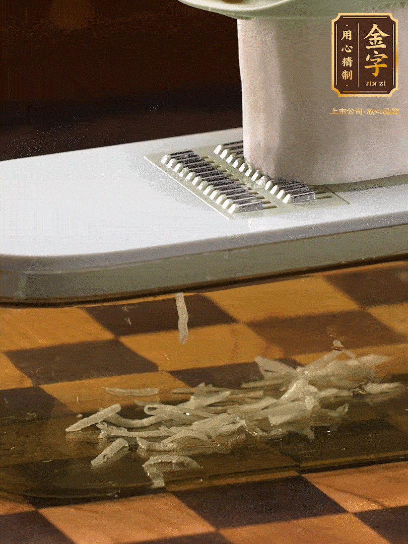 蘿卜切絲 ，加少許的鹽 抓拌均勻后，腌制十五分鐘