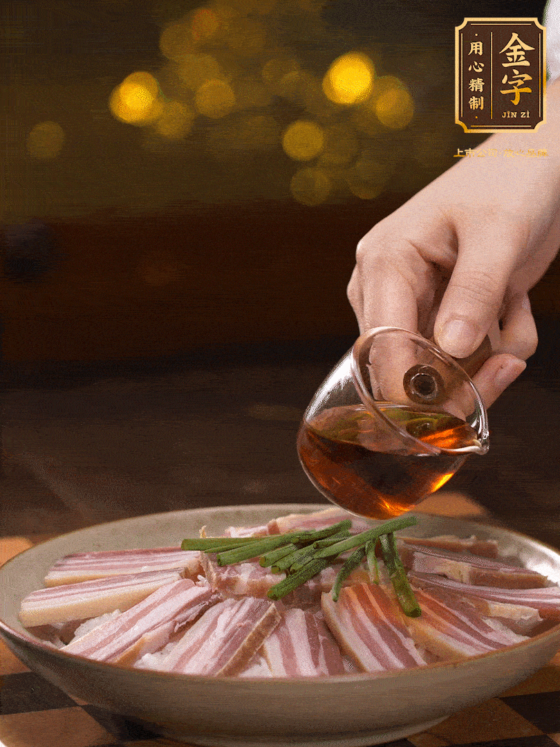 把切好的咸肉，均勻的鋪在蘿卜絲的四周頂部放少許蔥段 淋上少許料酒，放入鍋中 大火蒸二十分鐘