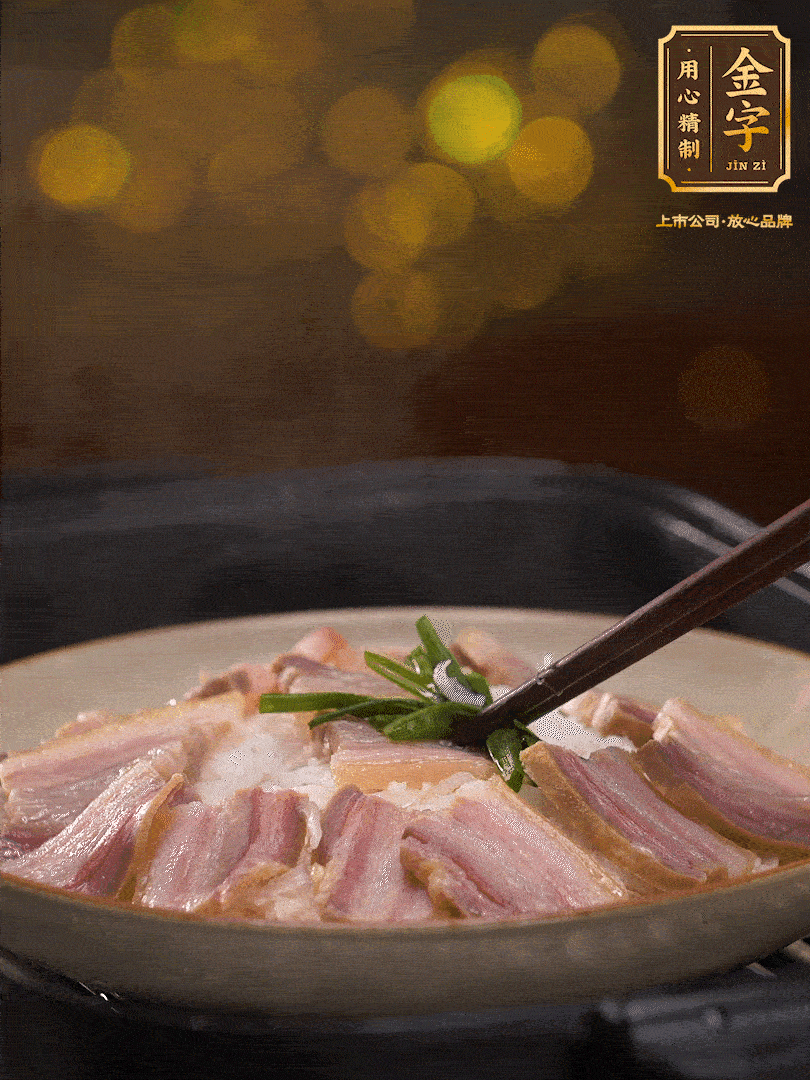 二十分鐘后關(guān)火，去除頂部的蔥段，最后撒上少許的蔥末，就完成了