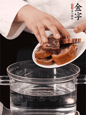 一包200g的金字火腿蹄片恰好搭配一個新鮮豬爪（豬腳）。都先加蔥姜、料酒焯水一遍，把血水清除后燉出來才能更清澈不油膩。