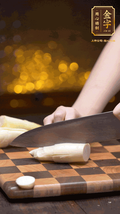 茭白剝?nèi)ネ馄?，去掉根部老硬部分，洗凈切滾刀塊