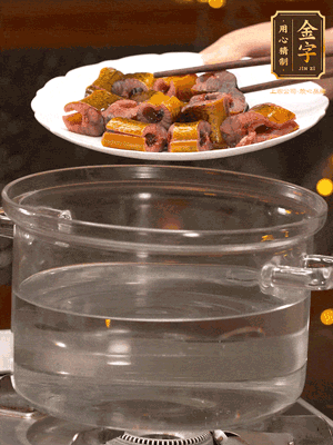 黃鱔冷水下鍋焯燙，再用清水洗凈去除腥味