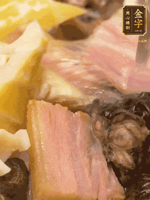 倒入滾燙的熱水，燉煮20分鐘，湯濃汁白