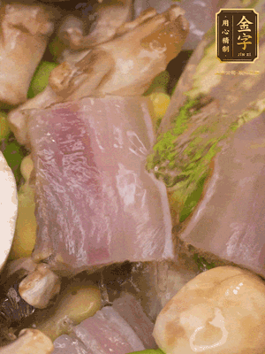 開(kāi)蓋，放入河蝦繼續(xù)燜煮5分鐘