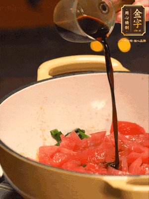 調(diào)味：1勺蠔油、1勺生抽、2轉(zhuǎn)胡椒粉和2勺番茄醬倒入400ml開水，燒至湯汁濃厚