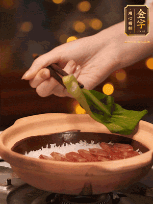 開蓋，碼上香腸和焯好水的青菜