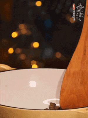 鍋中放入油，倒入醬油肉煸出油脂香味