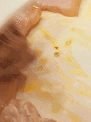 另起一鍋，將咸肉、鮮肉 翻炒出香味