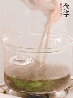 香椿焯水，變色后撈出，切成小段