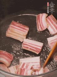 鍋中放菜籽油燒熱，下咸肉、冬筍略微煸炒