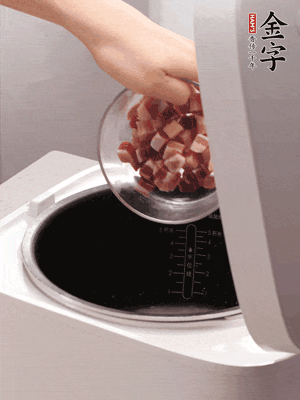 鍋中倒入豬油，油熱后炒熟上海青，給倒少許鹽調(diào)味