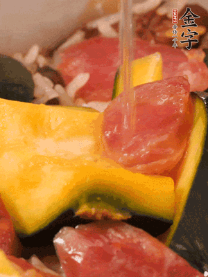 倒入溫開水，水量高出米面一個(gè)指節(jié)。