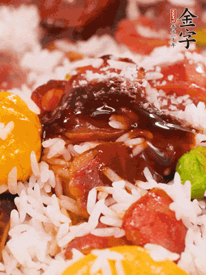 調(diào)醬汁，把蠔油：生抽：老抽：香油按1:2:1:0.5的比例。