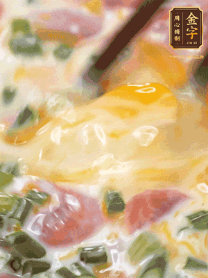 三個全蛋中加適量牛奶、鹽、黑胡椒粉、臘腸、蔥花攪拌均勻