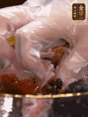 排骨洗凈后（蠔油、生抽、老抽、鹽、糖、淀粉、豆豉、蒜蓉、姜絲）腌制30分鐘