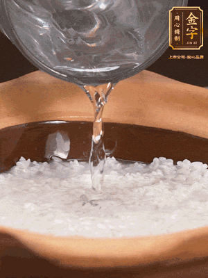 砂鍋底部刷一層油，加入大米和開水，水高1cm,大火燒開后轉(zhuǎn)中火煲5分鐘，到水微收干