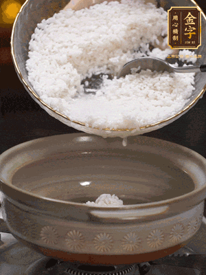 鍋底刷油，倒入米飯，水沒(méi)過(guò)即可，中小火燜10分鐘，戳幾個(gè)洞