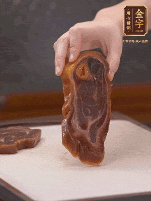 處理節(jié)瓜，刮掉表層的皮和毛，洗凈后去掉瓜蒂，切大塊