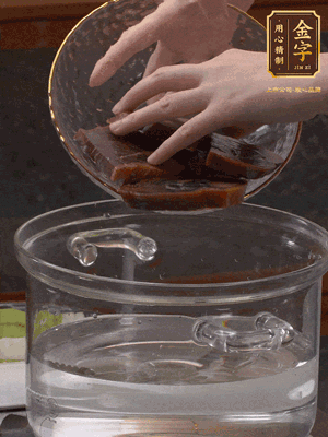 火腿蹄片冷水下鍋，水沸騰后煮5分鐘焯水