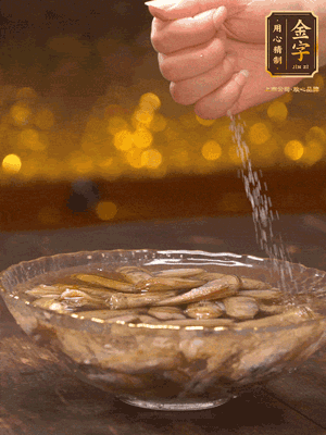 鮮活蟶子反復(fù)沖洗干凈，水中加鹽、芝麻香油浸泡30分鐘吐沙