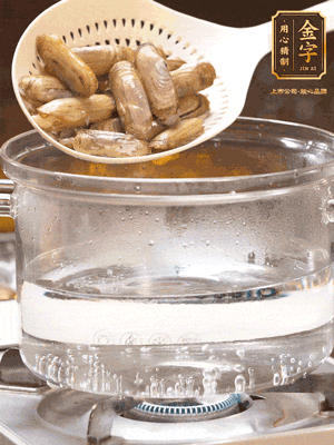 煮一鍋沸水，下蟶子汆燙30秒，撈出浸入冰水，取出蟶子肉