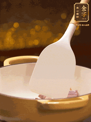 油溫7成熱，下蒜末、咸肉略微煸炒，再下絲瓜