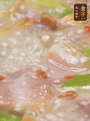 最后下蟶子，一點白胡椒調(diào)味，煮到白色湯汁出來。撒點枸杞點綴