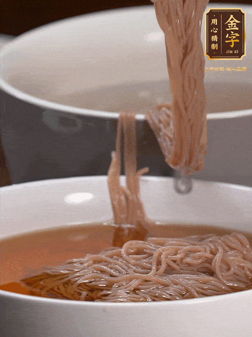 蘋果醋，一點鹽、糖、醬油，兌入涼白開水調成簡易冷面湯，放水箱冷藏