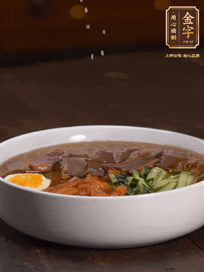 放入冰涼的冷面湯碼上黃瓜絲、泡菜、牛肉、雞蛋，撒點白芝麻