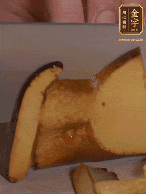 2個牛肝菌切丁，1個牛肝菌切片；金字香腸1根切丁，1根切片