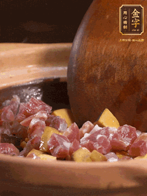 熱油下蒜片，倒入香腸丁、牛肝菌丁翻炒出香味