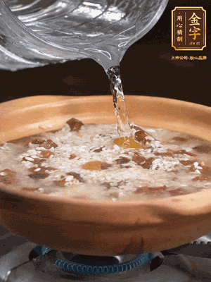 再倒入泡了30分鐘的大米翻拌均勻，加水稍微沒過（米水比例1:1），中火燜煮，到冒大泡，大致5分鐘