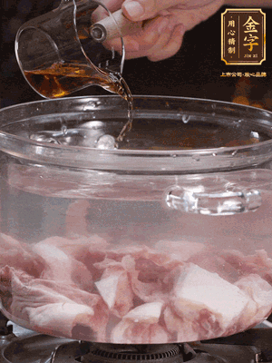 老鴨切塊，鍋里水煮開，鴨肉加姜片、料酒焯水