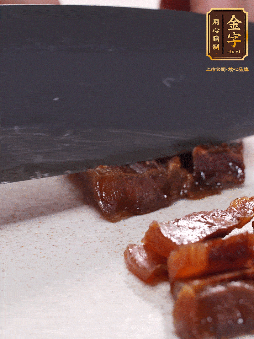金字臘肉水煮10分鐘，切片