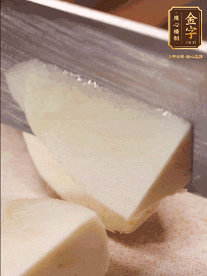 茭白去殼，底部一層老皮刨掉，切成滾刀塊