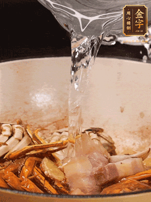 加料酒/花雕酒去腥，加入開(kāi)水燜10分鐘左右