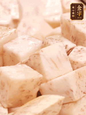 鍋上火下足油，將芋頭炸金黃色至熟