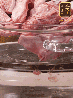 羊排清水洗凈，冷水浸泡30分鐘-2個(gè)小時(shí)，去除血沫。冷水下鍋，小火加熱析出血水后洗凈備用