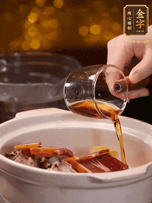 羊排、火腿、姜片一起入砂鍋，大火煮到沸騰