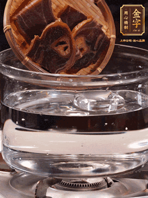 火腿蹄片，冷水下鍋，加蔥姜、料酒焯水