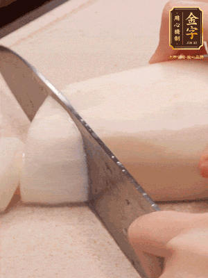 蘿卜削皮，切成滾刀塊