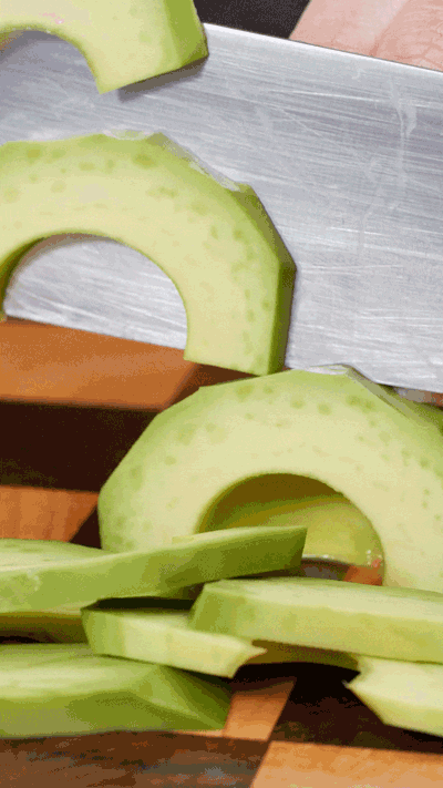 土司表面涂抹橄欖油，烤箱180°烤6 分鐘