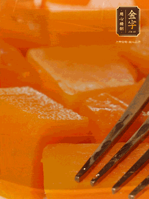 南瓜去皮，一半切塊備用，一半切塊蒸熟，碾成泥