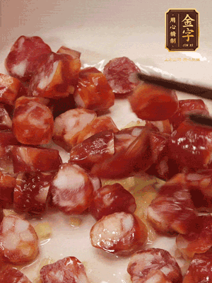 砂鍋熱油，下姜絲、香腸煸香