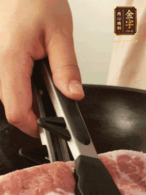 大塊五花肉皮面朝下，烙2-3分鐘