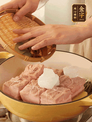 五花肉皮朝下，桂皮、八角、香葉、冰糖、生抽、花雕酒