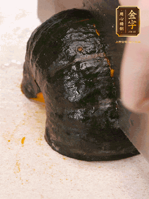 貝貝南瓜去皮，切成小塊。姜切絲