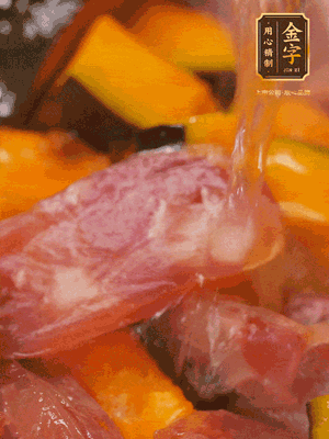 下香腸，倒沒過南瓜的水，加1/2勺鹽、1/2勺白糖、1勺蠔油燜8分鐘